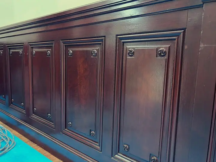 Quel plaisir de découvrir la peinture faux bois des ouvrages en finition. Merci à l’artiste peintre !!!     🇫🇷
