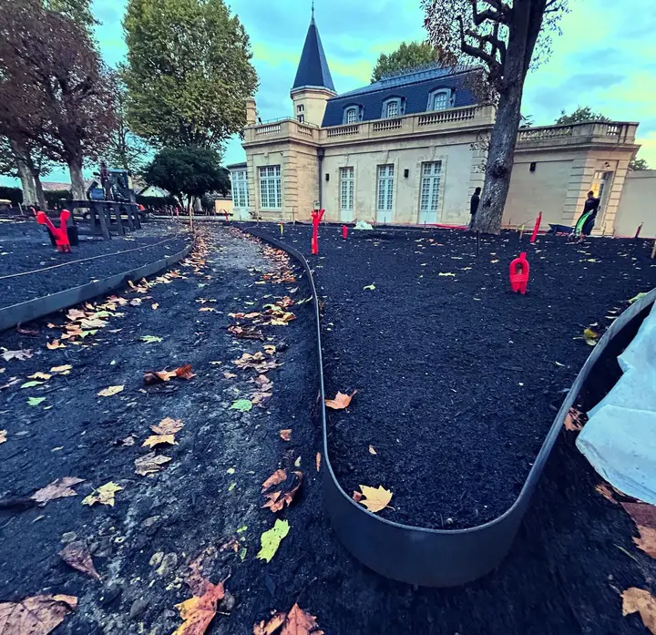 Des cintrages parfaits avant l’apparition du corten !!!! Les chemins prennent place au château FRD …      🇫🇷